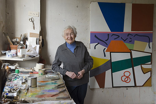 Portrait de l’artiste Shirley Jaffe. Bibliothèque Kandinsky, Mnam-Cci, Centre Pompidou. Photographe : Jean-Christophe Mazur.