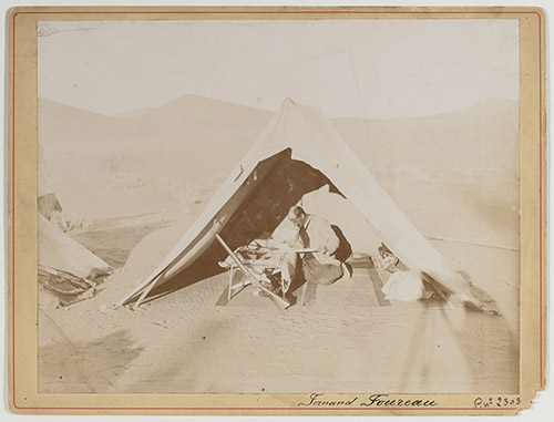 Fernand Foureau sous la tente, 1895. BnF, Société de géographie. ©BnF, SG.