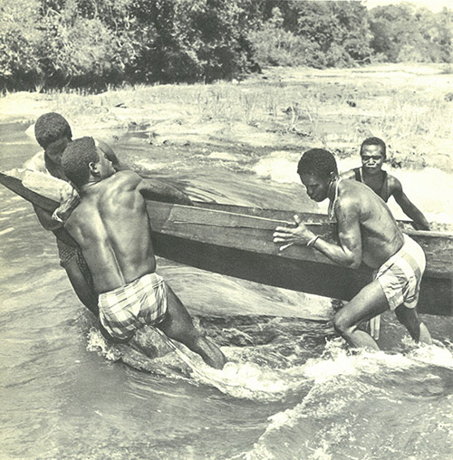 Jean Hurault, Passage de la première barrière d’un saut sous la direction de Kazal. © Photo Jean Hurault, livre Africains de Guyane, 1970.