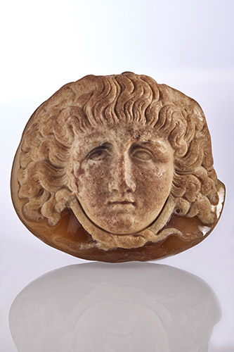 Rome, I-IIe siècle, Méduse, Camée en sardonyx , Collection Guy Ladrière, Photo Benjamin Chelly.