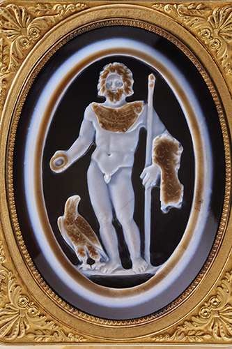 Rome, début du IIIe siècle ap. J.-C., Jupiter,Camée en sardonyx sur une boîte en or de Gabriel Morel, Collection Guy Ladrière, Photo Benjamin Chelly.