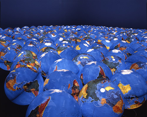 Ange Leccia, Arrangement. Globes terrestres, 1990-2021, 70 globes en plastique et LED. © Ange Leccia et Galerie Jousse Entreprise, Paris / Adagp, Paris, 2022.
