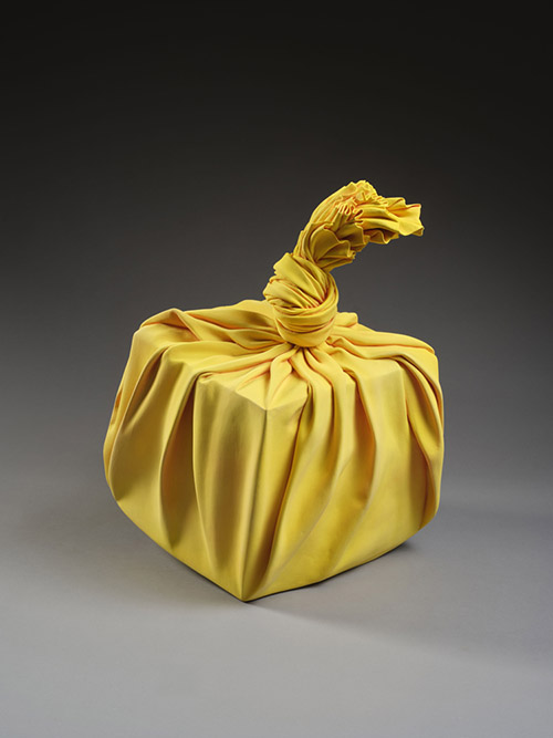 Tanaka Yu (née en 1989), Sculpture jaune en forme de furoshiki noué autour d'un cube, 2020. Japon. Grès à glaçure mate. Achat, 2022. MA 13155. © RMN-Grand Palais (MNAAG, Paris) / Thierry Ollivier.