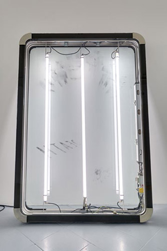 Quentin Euverte, O-O-O-O Verlord, 2016. Caisson lumineux JCDecaux (verre, néon, métal et système électrique), métal, médium mixte.