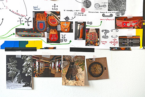 Sara Ouhaddou, Atlas/Aomori, 2019-2022. Installation (cabane ; carte mentale ; couvertures brodées).