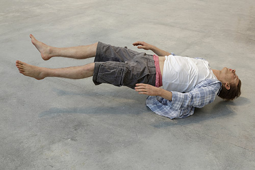 Tony Matelli, Josh, 2010. Silicone, steel, hair, urethane and clothing. 77 x 183 x 56 cm, Edition of 3. Collection of the artist. © Tony Matelli. Courtesy of the artist and Institute for Cultural. Exchange, Tübingen.