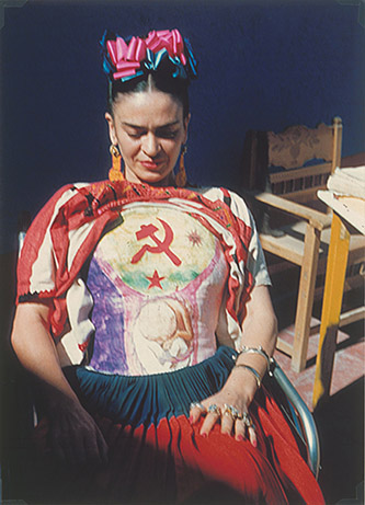 Frida Kahlo révélant son corset peint sous son huipil par Florence Arquin, vers 1951. © DR, collection privée. © Diego Rivera and Frida Kahlo archives, Bank of México, fiduciary in the Frida Kahlo and Diego Rivera Museums Trust.