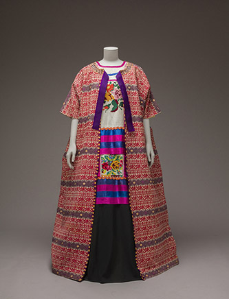 Manteau en coton guatemalais, huipil Mazatec brodé à la main et rubans de satin. © Museo Frida Kahlo - Casa Azul collection - Javier Hinojosa, 2017.