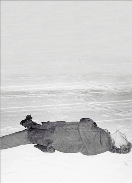 Yvonne Poiraudeau, dite Caroline, Alberto Giacometti allongé dans la neige. Photographie, 1960. Photo Yvonne Poiraudeau, dite Caroline. Fondation Giacometti. © Succession Alberto Giacometti / ADAGP, Paris 2022.