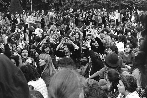Pierre Michaud, 6 oct 1979 Marche des femmes, Groupe de femmes assises faisant le signe « féministe », 1979. © Pierre Michaud / Gamma Rapho.