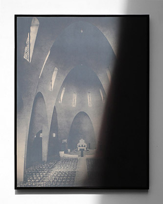 Laurence Aëgerter, Sainte-Jeanne d’Arc de Nice, série Cathédrales Hermétiques, 2016 . Impression Ultrachrome sérigraphiée à l’encre thermo-sensible, contrecollage sur Dibond, encadrement bois noir.