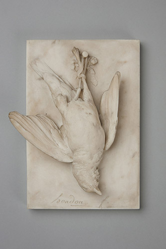 Jean-Antoine Houdon, La grive morte. Bas-relief, marbre, H. 36 x L. 28 cm. Collection privée. © Musée du Louvre/Alain Cornu.