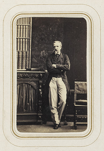 Camille Silvy (Nogent-le-Rotrou, 1834-Saint-Maurice, 1910) Henri d’Orléans, duc d’Aumale (1822-1897), en pied, bras croisés, à côté d’une bibliothèque, entre 1859 et 1867. Chantilly, musée Condé, 2007.6.1.14.