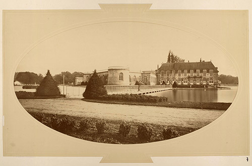 Claudius Couton (1837-1929). Le château de Chantilly avant sa reconstruction, 1872. Chantilly, musée Condé, PH-343.