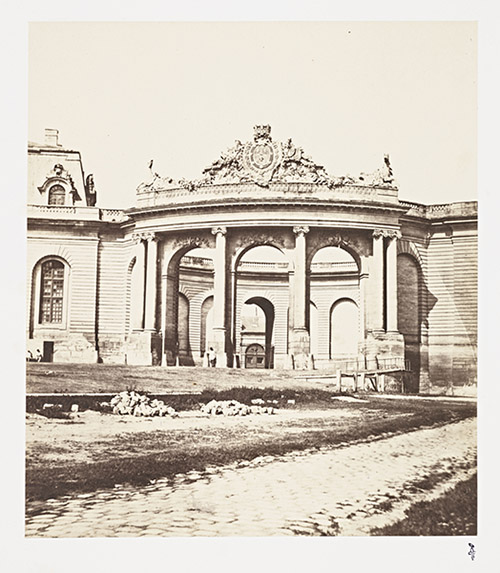 Anonyme. Les Grandes Ecuries : le manège ou la porte de l'est, vers 1850-1855. Chantilly, musée Condé, PH 291.