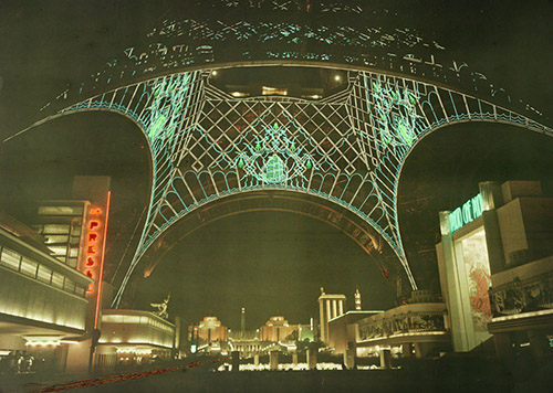 Léon Gimpel, Les illuminations de Paris. Paris, 21 octobre 1937. Les illuminations de l’Exposition Universelle. Société Francaise de Photographie.