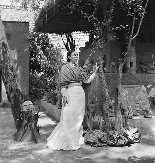 Gisèle Freund, Frida Kahlo dans son jardin, Coyoacán, Mexique, vers 1948. ©RMN – Grand Palais/ Gisèle Freund/IMEC. Service presse – Maison de l’Amérique latine.