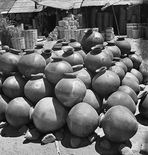 Gisèle Freund, Cruches en vente au marché d’Oaxaca, Mexique, 1950-52. ©RMN – Grand Palais/ Gisèle Freund/IMEC. Service presse – Maison de l’Amérique latine.