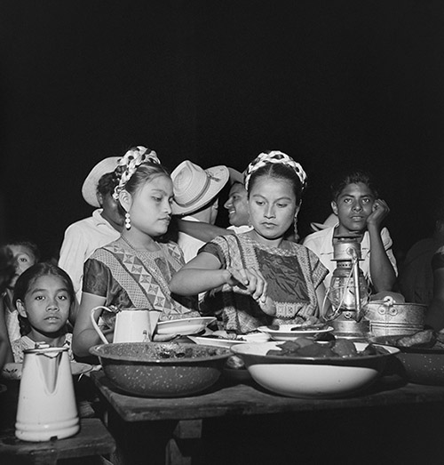 Gisèle Freund, Femmes de Tehuantepec, Etat de Oaxaca, Mexique, 1950-52. ©RMN – Grand Palais/ Gisèle Freund/IMEC. Service presse – Maison de l’Amérique latine.