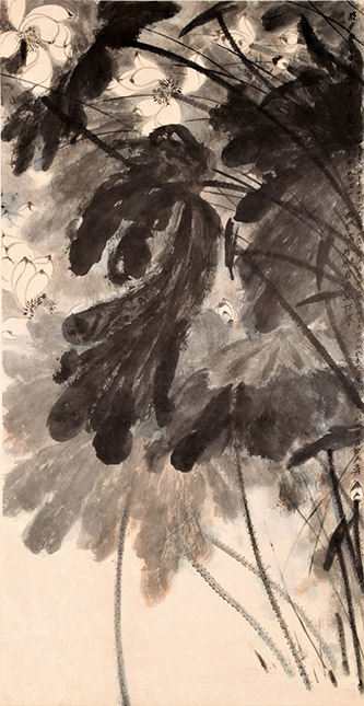 Chang Dai-chien (Zhang Daqian, 1899-1983), Lotus sous le vent, 1955. Encre et couleurs sur papier, 184,4 x 95,2 cm. M.C. 8768. Don de l’artiste, 1956. © Paris Musées / Musée Cernuschi. © The Estate of Chang Dai-chien (Zhang Daqian).