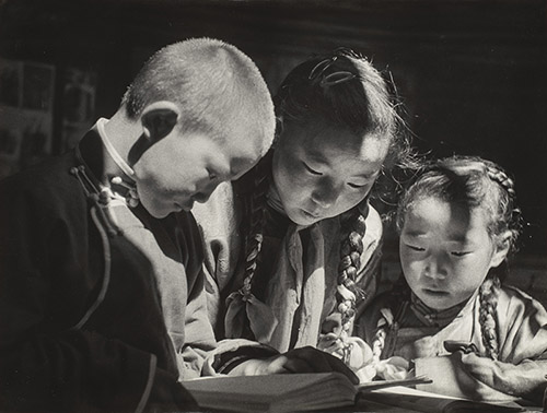 Ergy Landau, Enfants faisant leurs devoirs, Mongolie, 1954. Tirage gélatino-argentique d’époque. © Ergy Landau / ARJL.