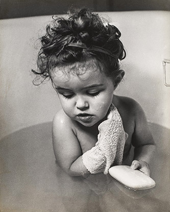 Ergy Landau, Enfant à sa toilette, studio d’Ergy Landau, années 1930. Tirage gélatino-argentique d’époque. © Ergy Landau / ARJL.