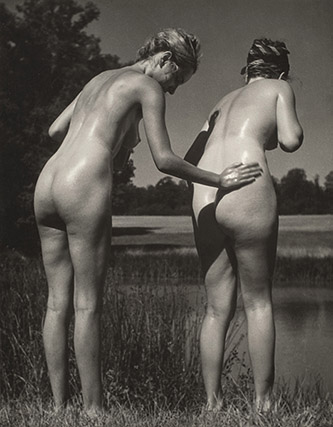 Ergy Landau, Deux nus féminins en plein air, Moisson, vers 1930. Tirage gélatino-argentique d’époque. © Ergy Landau / ARJL.