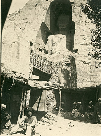 André Godard, Bouddha de 55 mètres, Afghanistan, Bamiyan, Photographie, 1923, MNAAG, archives photographiques, AP 14697, © MNAAG, Paris, Dist. RMN-Grand Palais / image musée Guimet