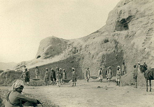 Alfred Foucher, Fouille du stupa de Top-e Rostam Afghanistan, Balkh, Photographie, 1924, MNAAG, archives photographiques, 86112-13. © MNAAG, Paris, Dist. RMN-Grand Palais / image musée Guimet.