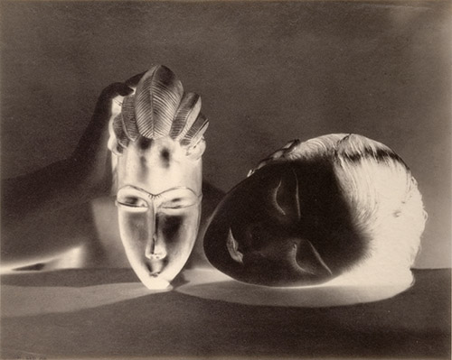 Man Ray, Noire et Blanche,1926. Épreuve gélatino-argentique négative sur papier non baryté, 21 x 27,5 cm. © Centre Pompidou, Mnam-Cci /Georges Meguerditchian/Dist. Rmn-Gp. © Man Ray 2015 Trust / Adagp, Paris, 2022.