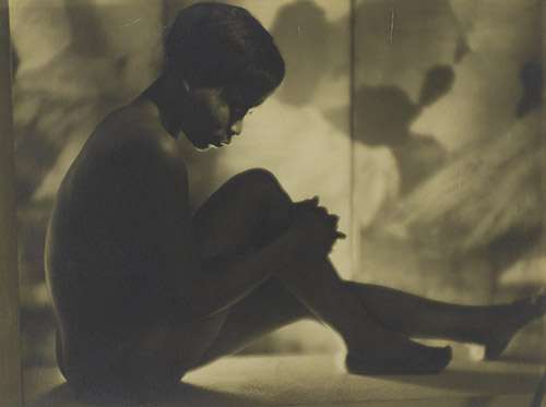 Laure Albin-Guillot, Sans titre [Nu de dos], Vers 1932. Épreuve gélatino-argentique. 22,1 × 16 cm. © Centre Pompidou, Mnam-Cci/Guy Carrard/Dist. Rmn-Gp. © Laure Albin Guillot / NA / Roger-Viollet.
