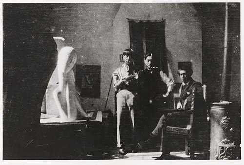 Anonyme, Zadkine sans son atelier rue Vaugirard, en compagnie du peintre Foujita, Vers 1914. Épreuve gélatino-argentique, 11 x 16 cm. Paris, musée Zadkine. © Adagp, Paris, 2022.