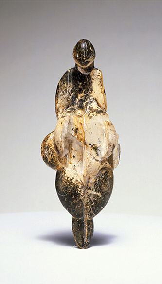 Vénus de Lespugue, Petite figurine féminine aux formes hypertrophiées, sculptée dans l’ivoire de mammouth, la Vénus de Lespugue est un joyaux de l’art préhistorique gravettien. Tachée par les sédiments, et fracturée par le coup de pioche à l’origine de sa découverte, elle a conservé toute sa beauté. Taille : 14,7 cm. Découverte : En 1922, dans la Grotte des Rideaux, à Lespugue (Haute-Garonne). Matière : Ivoire de mammouth. Epoque : Gravettien (datée entre 25 000 et 28 000 ans). © MNHN - J.-C. DOMENECH.