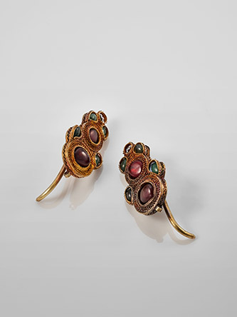 Boucles d'oreilles en forme de double gourde. Or, gemmes. Dynastie Ming, 1368-1644. Collection Mengdiexuan. photo Picspark Co.