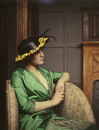 ANONYME, La robe verte, vers 1910. © Collection AN.
