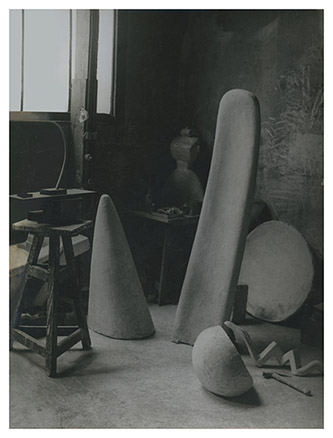 Brassai, Projet pour une place dans l’atelier d’Alberto Giacometti, c. 1933. Photo : Brassai © RMNGrand. Palais Fondation Giacometti. © Succession Alberto Giacometti / Adagp, Paris 2022.