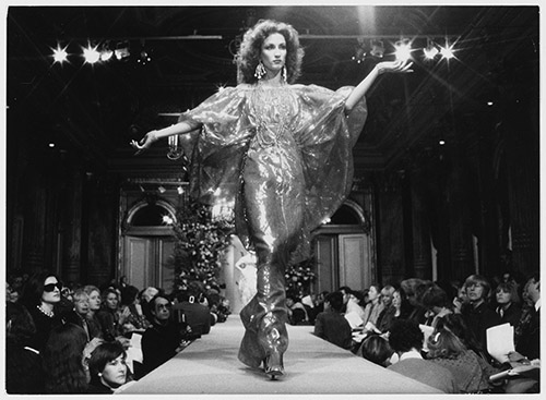 Robe de soir portée par Violeta Sanchez. Collection haute couture. Printemps - été 1981. © Yves Saint Laurent. © Droits réservés.