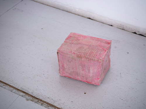 Céline Vaché-Olivieri, Collapsing Boxes 2, 2022. Vue d’atelier. Papier mâché, latex teint, 12 x 16 x 14 cm. Courtesy de l’artiste / Adagp, Paris, 2023.