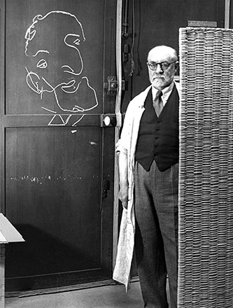 Brassaï, Matisse devant un dessin exécuté les yeux fermés, 1939. Épreuve gélatino-argentique, 29,5 x 22,5 cm, Paris. © Estate Brassaï Succession - Philippe Ribeyrolles.