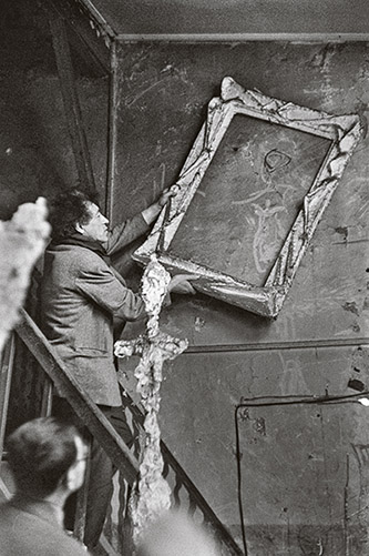 Inge Morath, Alberto Giacometti encadrant un graffiti sur le mur de son atelier parisien au 46 rue Hippolyte-Maindron, 1958. Tirage gélatino-argentique, New York, Inge Morath Estate. © Inge Morath / Magnum Photos.