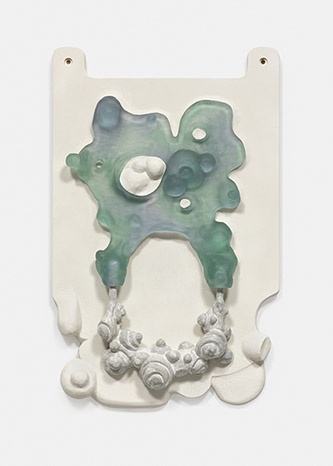 Marion Verboom, Gloye, 2021, céramique, bois et cristal, 81 x 50,5 x 11 cm, courtesy de l’artiste et de la galerie The Pill. © Nicolas Brasseur © Adagp, Paris, 2022.