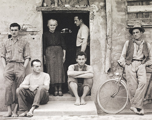 Paul Strand, The Lusetti Family, Luzzara, Italy, 1953. © Aperture Foundation Inc., Paul Strand Archive. Fundación MAPFRE Collections.