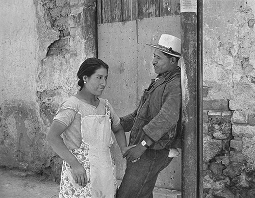 Helen Levitt, Mexico City, 1941. © Film Documents LLC, courtesy Galerie Thomas Zander, Cologne.