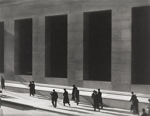 Paul Strand, Wall Street, New York, 1915. © Aperture Foundation Inc., Paul Strand Archive. Fundación MAPFRE Collections.