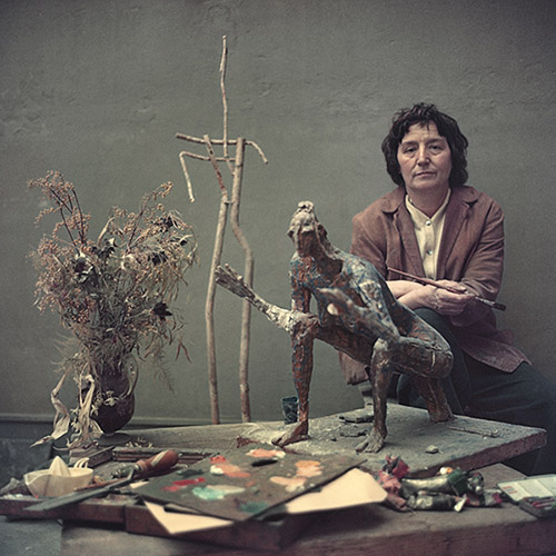 Agnès Varda, Germaine Richier dans son atelier, mars 1956. © Adagp, Paris, 2023. © Succession Agnès Varda. Fonds Agnès Varda déposé à l’Institut pour la Photographie.