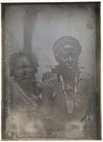 Portrait de femmes Medjeurtine de face pris à l'occasion du voyage de Charles Guillain sur la côte orientale de l'Afrique en 1846-1848. Daguerréotype. Dimensions de la plaque : 16 x 12 cm. Dimensions du montage : 20,5 x 16,5 cm. N° inventaire PM000077