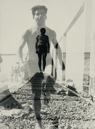Deux prises de vue par moi-même. Yport, Seine-Maritime, sur la plage, 1931. Épreuve gélatino-argentique, 24 × 17,7 cm. MK2 Kreations. © Yossi Raviv-Moi Ver Archive. Photo © Centre Pompidou/Bertrand Prevost.