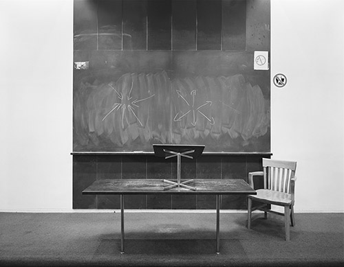 Lynne Cohen, Blackboard, 1980. Épreuve gélatino-argentique, 78,7 x 100 cm. Don de M. Andrew Lugg, 2018. © Andrew Lugg and Lynne Cohen EstatePhoto © Centre Pompidou, MNAM-CCI/Philippe Migeat/Dist. RMN-GP.