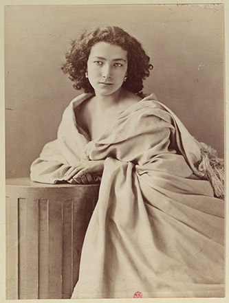 Félix Tournachon dit Nadar, Sarah Bernhardt drapée de blanc, vers 1859, épreuve sur papier albuminé, BnF, département des Estampes et de la photographie, Paris, France © BnF.