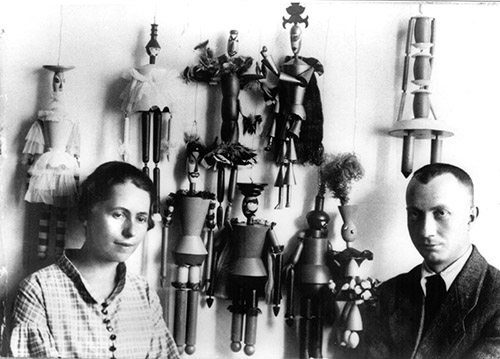 1918, Zurich, Sophie Taeuber et Jean Arp devant les marionnettes du Roi-Cerf. Droits réservés.